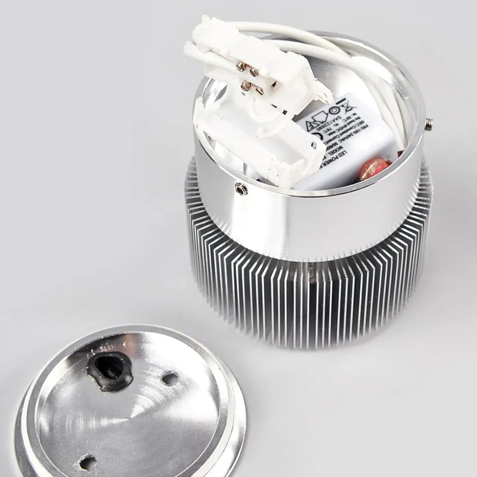 Aluminiumsfarvet udendørsvæglampe Lennias med LED