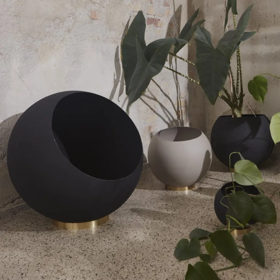 AYTM Globe urtepotte, Ø 60 cm, sort, aluminium, stål