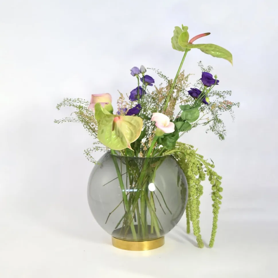 AYTM Vase Globe, Ø 17 cm, røggrå / guld, glas, stål