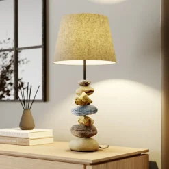Bordlampe Vera, stofskærm og sten-dekor, 55 cm