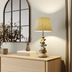 Bordlampe Vera, stofskærm og sten-dekor, 55 cm