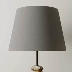 Bordlampe Vera, stofskærm og sten-dekor, 55 cm