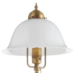 Den udsmykkede bordlampe Caroline af messing