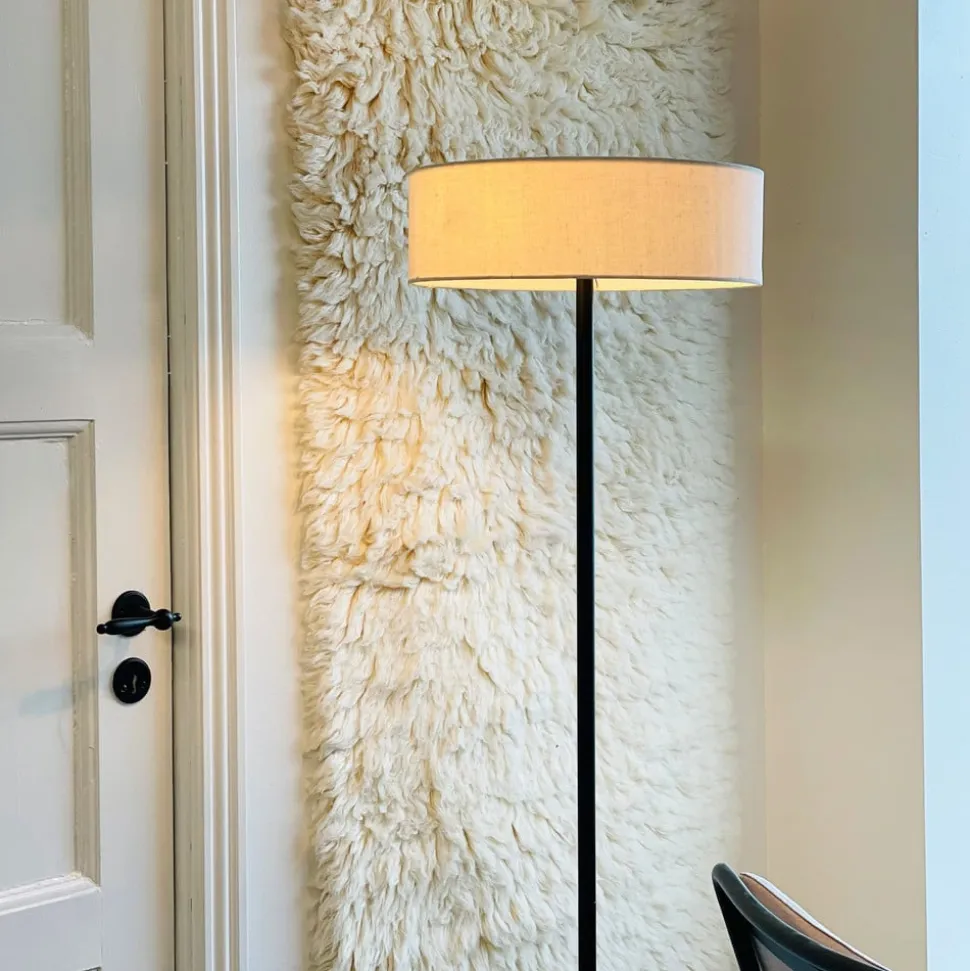 Dyberg Larsen gulvlampe Calix, sort/naturfarvet, 150 cm