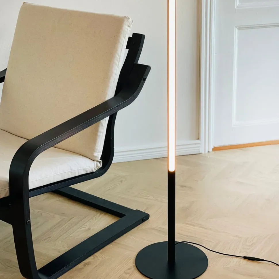 Dyberg Larsen LED-gulvlampe Vagner, sort, højde 150 cm