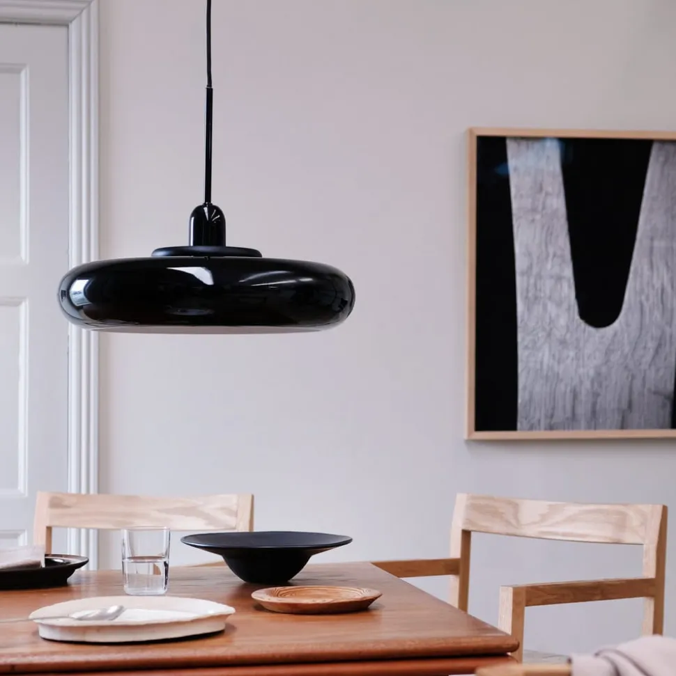 Dyberg Larsen Planet hængelampe, sort, Ø 40 cm, metal