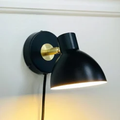 Dyberg Larsen væglampe Lilje, sort, Ø 16 cm, metal