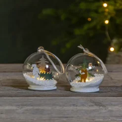 Forest Friends LED-glaskugle, isbjørn med træ