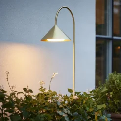 FRANDSEN lampe med jordspyd Grasp, messingfarvet, højde 82 cm