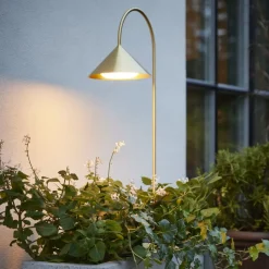 FRANDSEN lampe med jordspyd Grasp, messingfarvet, højde 82 cm