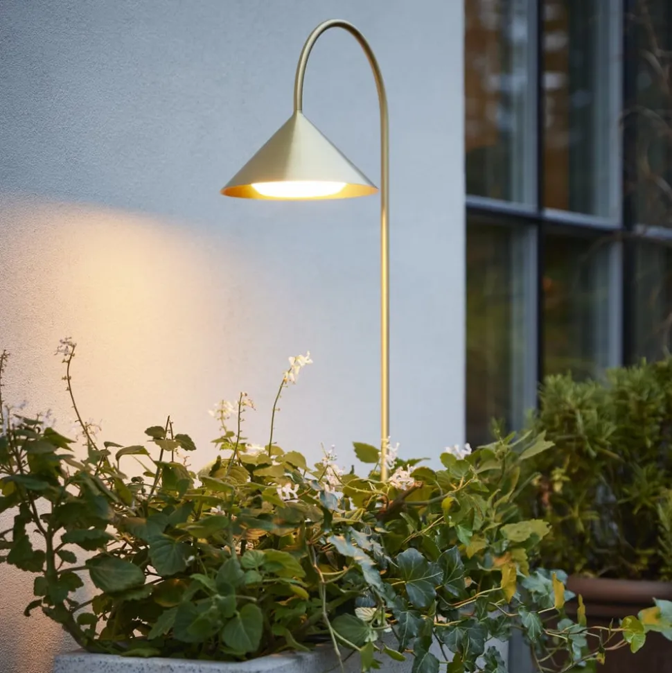 FRANDSEN lampe med jordspyd Grasp, messingfarvet, højde 82 cm