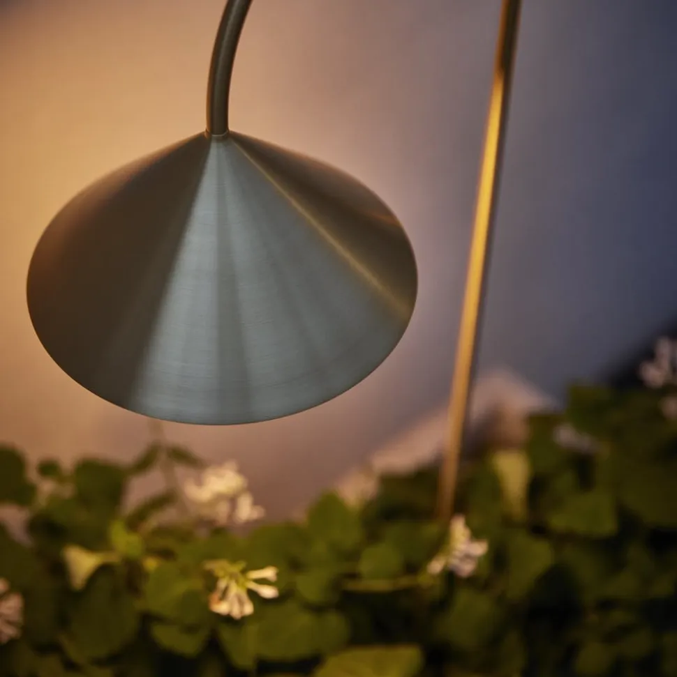 FRANDSEN lampe med jordspyd Grasp, messingfarvet, højde 82 cm