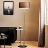 Gulvlampe Pongo med stofskærm og hylde