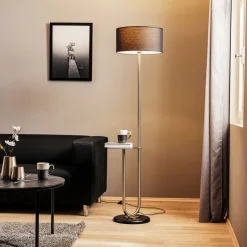 Gulvlampe Pongo med stofskærm og hylde