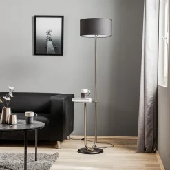 Gulvlampe Pongo med stofskærm og hylde