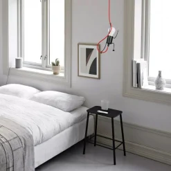 Hængelampe Bobi 1 i sort, kabel rød, 1 lyskilde.