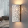 Hulmønster væglampe Jiru af hvid gips