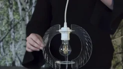 Hvid bordlampe Carmina med trebenet stativ
