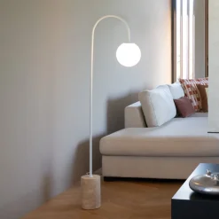 IT'S ABOUT ROMI Bueformet lampe Tivoli, hvid, højde 163 cm