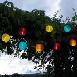 Kulørt solcelledrevet LED-lyskæde med 10 lamper