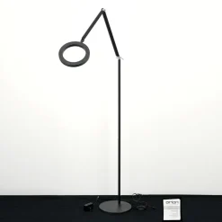 LED-gulvlampe Ringo, sort, metal, justerbar, dæmpbar