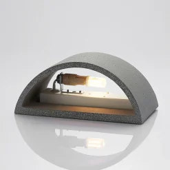 Lindby Edvin væglampe af beton, halvrund