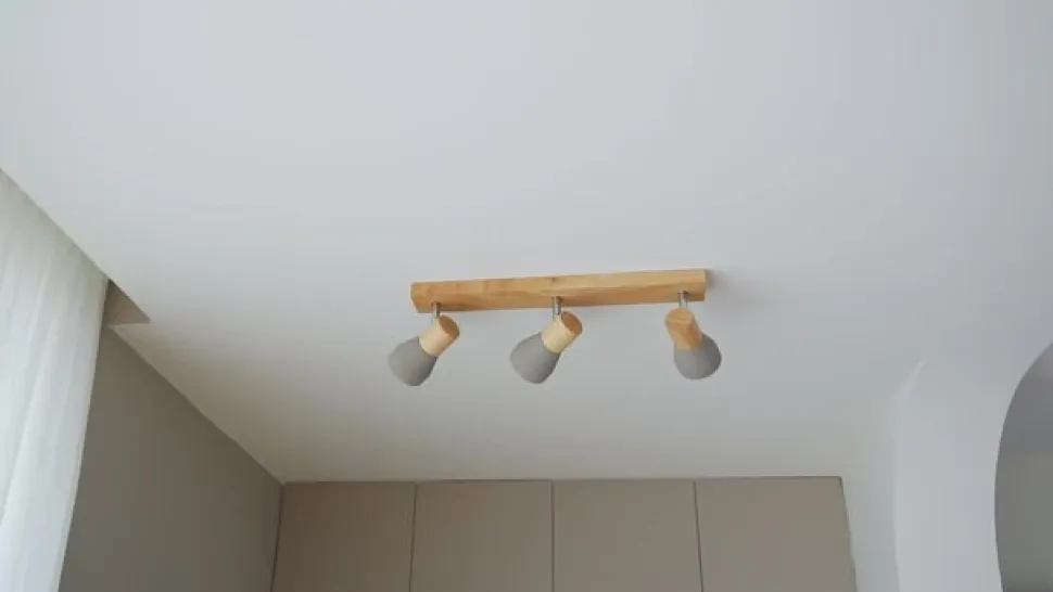 Lindby Filiz spotlight, 3 lyskilder, 47 cm lang, træ, beton, E14