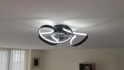 Lindby LED-loftventilator Lomata, sort, støjsvag, Ø 23 cm