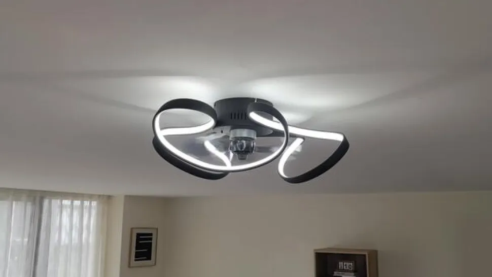 Lindby LED-loftventilator Lomata, sort, støjsvag, Ø 23 cm
