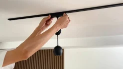 Lindby LED-pendellampe Lumaro, sort,Ø6,2 cm,48V,dæmpbar