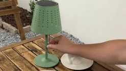 Lindby LED-solcellebordlampe Hilario, grøn, jern, genopladeligt batteri