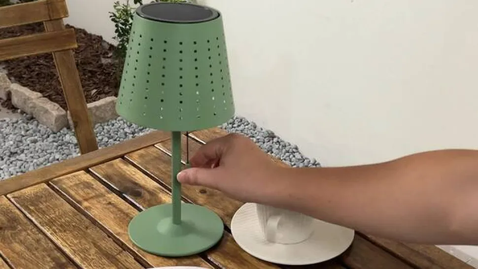 Lindby LED-solcellebordlampe Hilario, grøn, jern, genopladeligt batteri