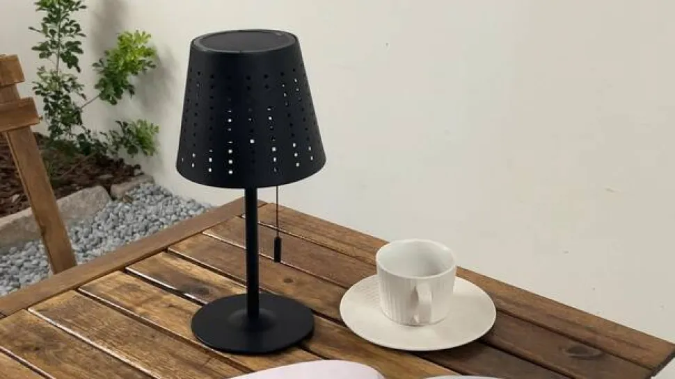 Lindby LED-solcellebordlampe Hilario, sort, jern, genopladeligt batteri
