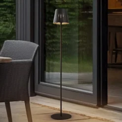 Lindby LED-solcellegulvlampe Hilario, sort, jern, genopladeligt batteri