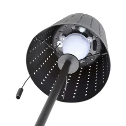 Lindby LED-solcellegulvlampe Hilario, sort, jern, genopladeligt batteri