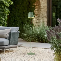 Lindby LED-solcellegulvlampe Hilario, grøn, jern, genopladeligt batteri
