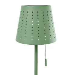 Lindby LED-solcellegulvlampe Hilario, grøn, jern, genopladeligt batteri