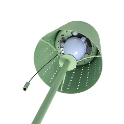 Lindby LED-solcellegulvlampe Hilario, grøn, jern, genopladeligt batteri
