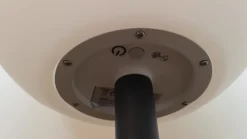 Lindby LED-solcellelampe Lago, Ø 30 cm, kugle, jordspyd, hvid