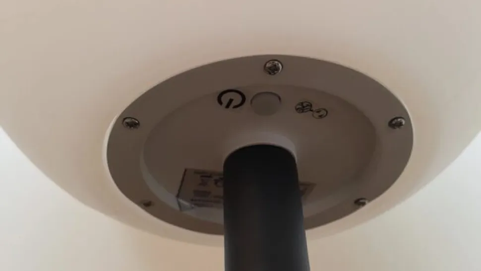 Lindby LED-solcellelampe Lago, Ø 30 cm, kugle, jordspyd, hvid