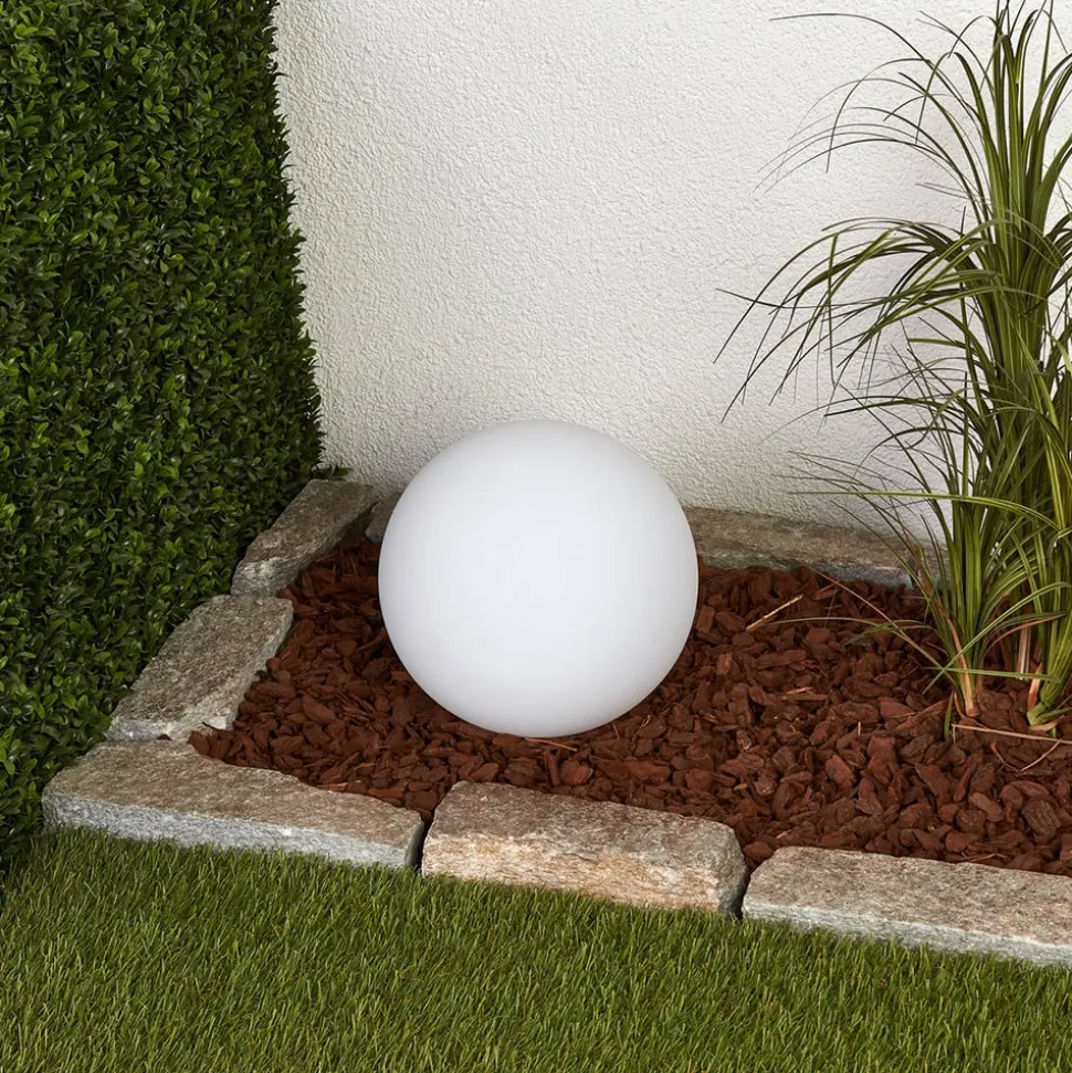 Lindby LED-solcellelampe Lago, Ø 25 cm, kugle, jordspyd, hvid