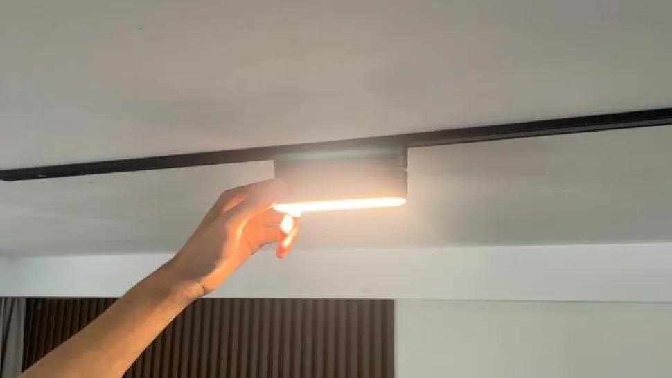 Lindby LED-strip 48 V Lumaro, sort, 5 W, drejelig, dæmpbar