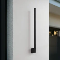 Lindby LED-væglampe Neano, 80 cm, sort, metal, IP54