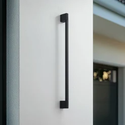 Lindby LED-væglampe Neano, 90 cm, sort, metal, IP54