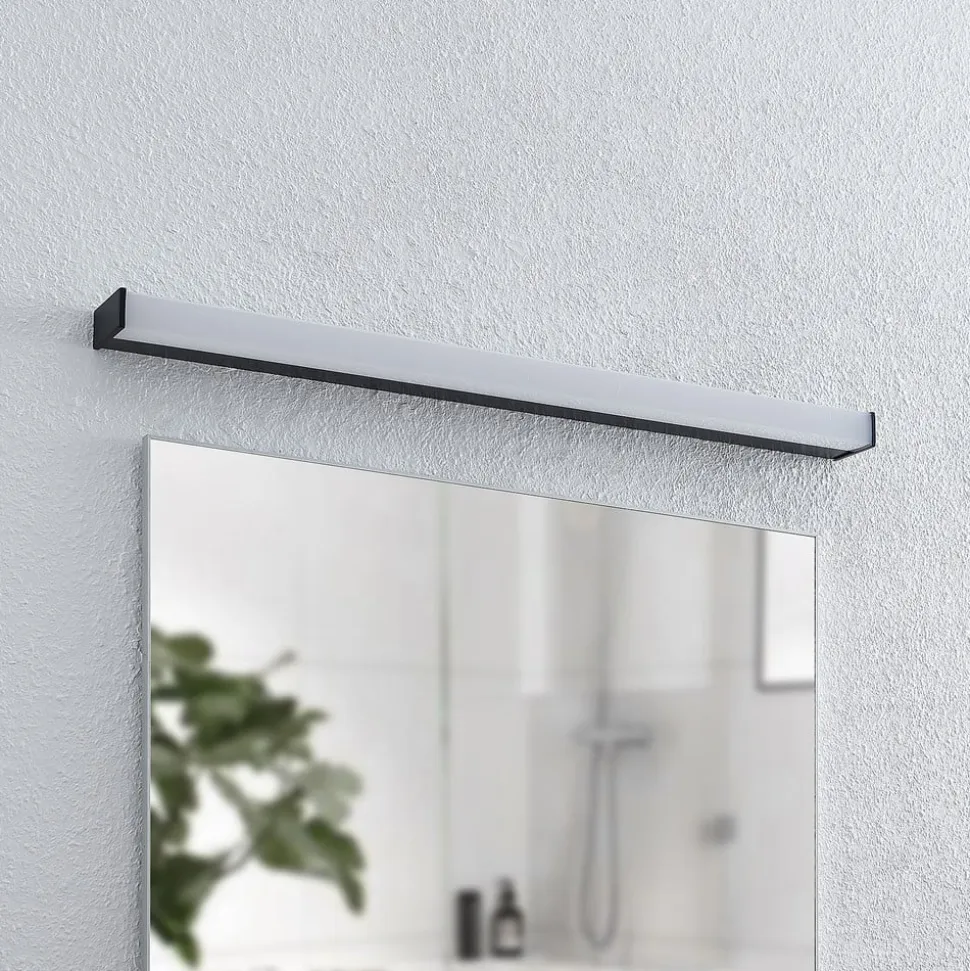 Lindby LED-væglampe til badeværelset Ulisan, 89 cm, sort, kantet