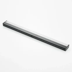 Lindby LED-væglampe til badeværelset Ulisan, 89 cm, sort, kantet