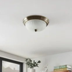Lindby loftlampe Pakka, messingfarvet, glas, 31 cm, E27
