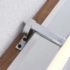 Lindby Naili LED-spejllampe, krom