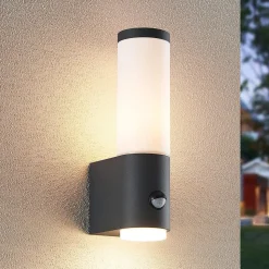 Lindby Okari udendørs væglampe med sensor, lige