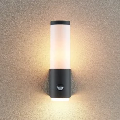Lindby Okari udendørs væglampe med sensor, lige